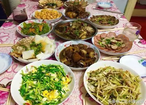 接母親進城養老,母親做了桌好菜,出門抽了根煙,回去我決定離婚