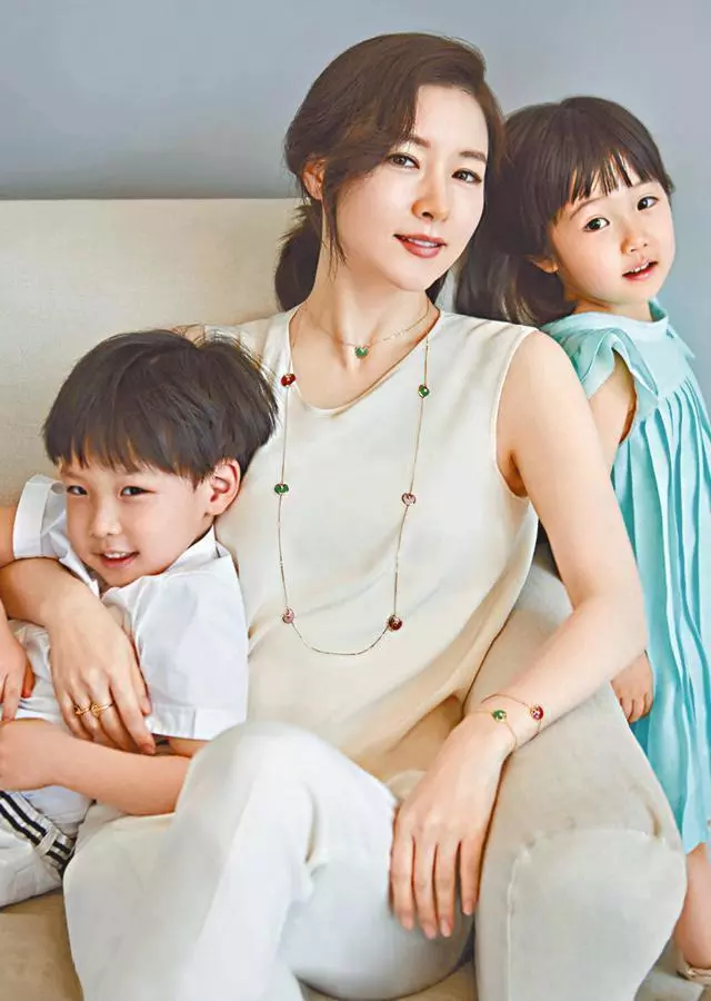 媒體曝47歲李英愛將帶女兒參加節目,7歲女兒甜美可愛顏值很高!