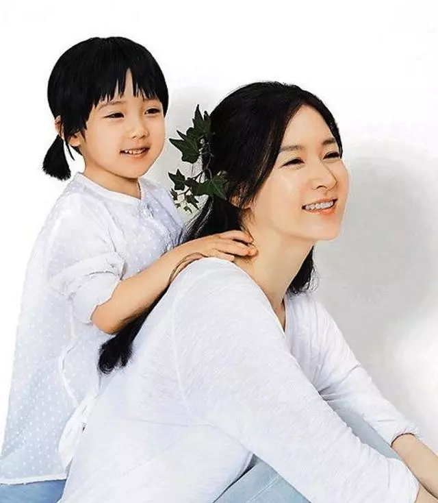 媒體曝47歲李英愛將帶女兒參加節目,7歲女兒甜美可愛顏值很高!