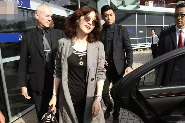 媒體曝47歲李英愛將帶女兒參加節目,7歲女兒甜美可愛顏值很高!