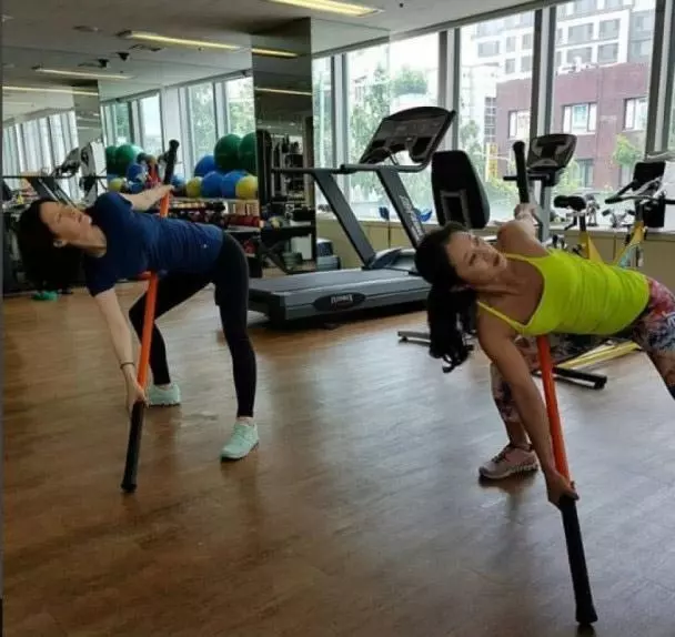 媒體曝47歲李英愛將帶女兒參加節目,7歲女兒甜美可愛顏值很高!