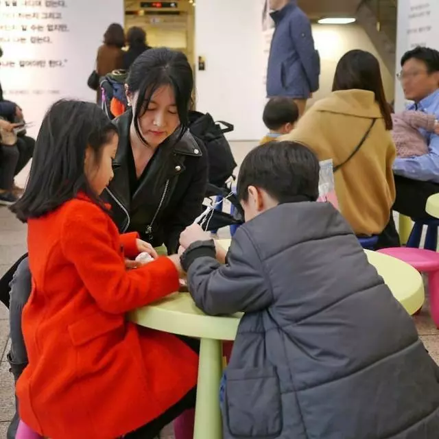 媒體曝47歲李英愛將帶女兒參加節目,7歲女兒甜美可愛顏值很高!