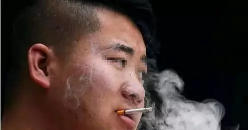 男子離婚一個月,父親就逼著相親,進門瞅見相親姑娘,他上來就親