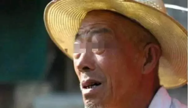 男子離婚一個月,父親就逼著相親,進門瞅見相親姑娘,他上來就親