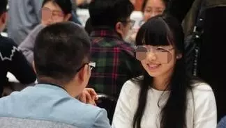 男子離婚一個月,父親就逼著相親,進門瞅見相親姑娘,他上來就親