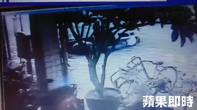 影片曝光!撞倒機車騎士 婦再踩油門輾過 -