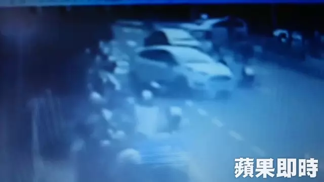 影片曝光!撞倒機車騎士 婦再踩油門輾過 -