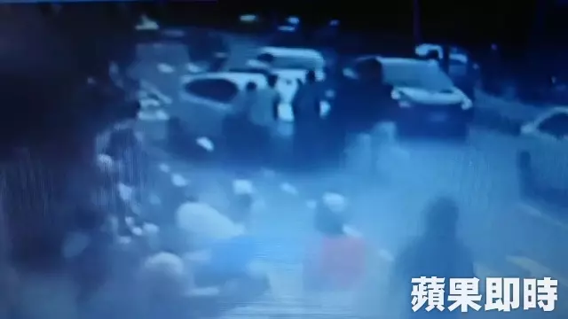 影片曝光!撞倒機車騎士 婦再踩油門輾過 -