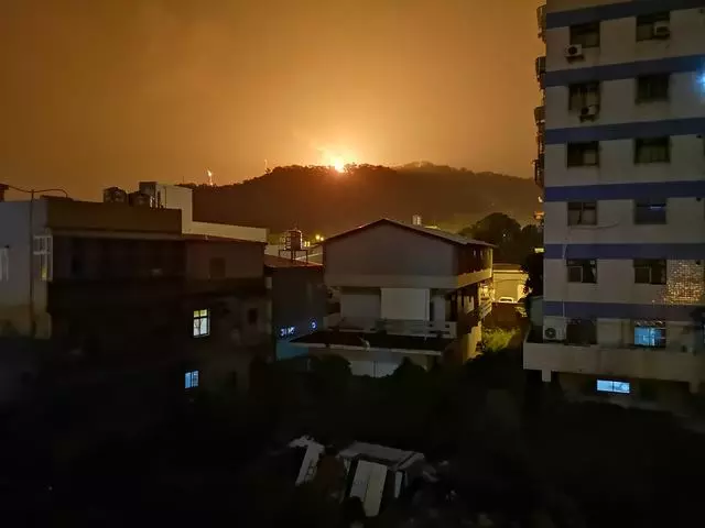 北台灣跳電影響 桃園煉油廠燃燒塔冒火排油。