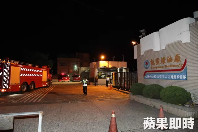 北台灣跳電影響 桃園煉油廠燃燒塔冒火排油。