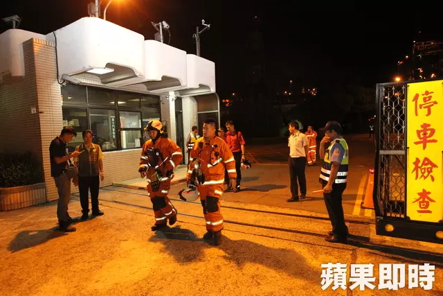 北台灣跳電影響 桃園煉油廠燃燒塔冒火排油。