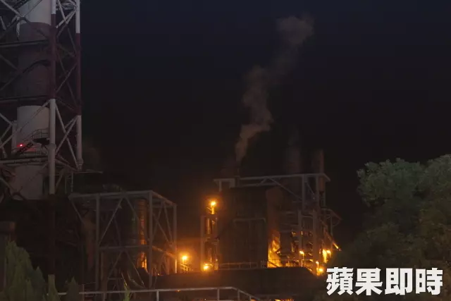 北台灣跳電影響 桃園煉油廠燃燒塔冒火排油。