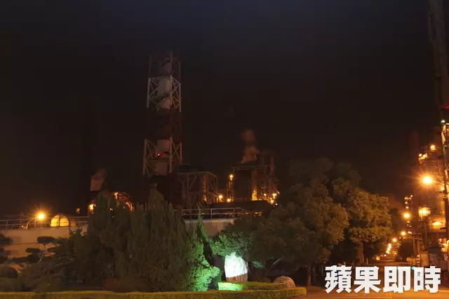 北台灣跳電影響 桃園煉油廠燃燒塔冒火排油。