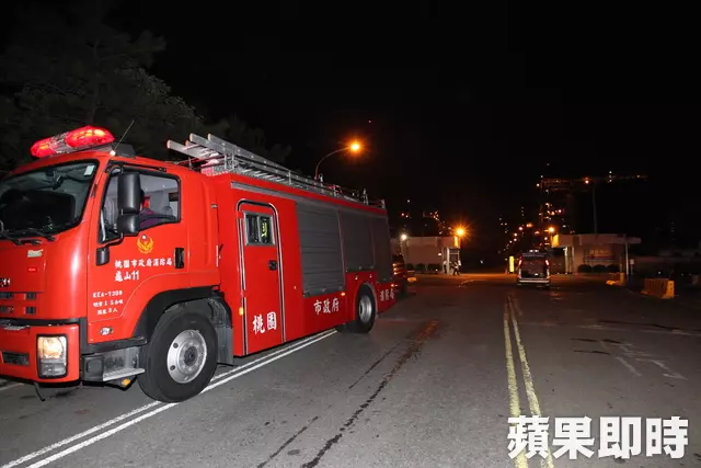 北台灣跳電影響 桃園煉油廠燃燒塔冒火排油。