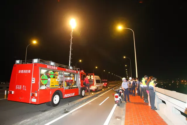萬板橋目擊跳水 早上8時持續搜尋跳水者