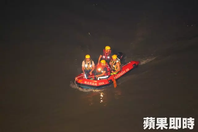 萬板橋目擊跳水 早上8時持續搜尋跳水者