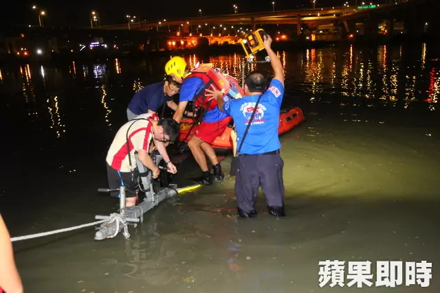 萬板橋目擊跳水 早上8時持續搜尋跳水者