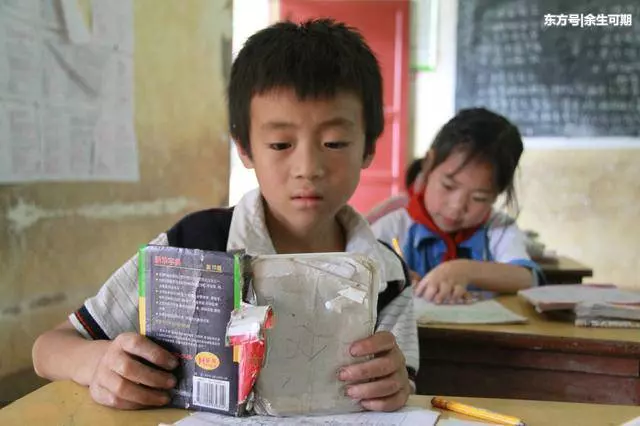 姐姐供我念書,她生孩子我偷偷給兩萬,姐姐說一話,我愣住了