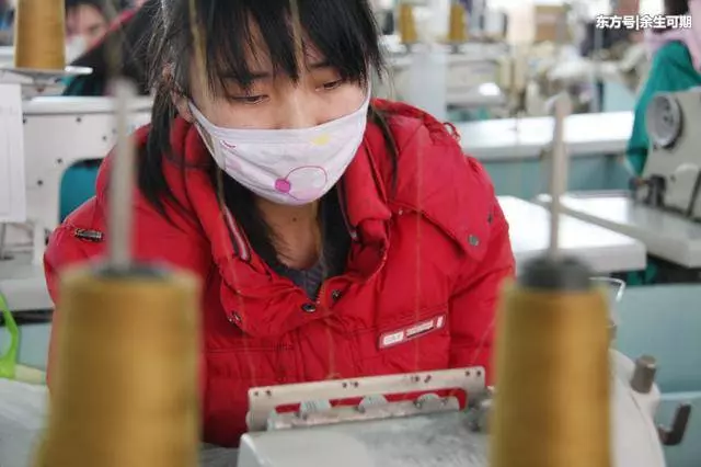 姐姐供我念書,她生孩子我偷偷給兩萬,姐姐說一話,我愣住了