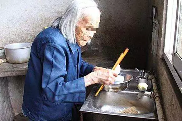 女兒花10萬救母,遺產卻只給兩兄弟,一分沒給她,一回家高興壞了