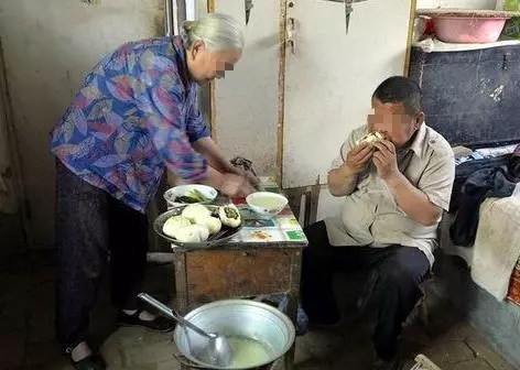 女兒花10萬救母,遺產卻只給兩兄弟,一分沒給她,一回家高興壞了