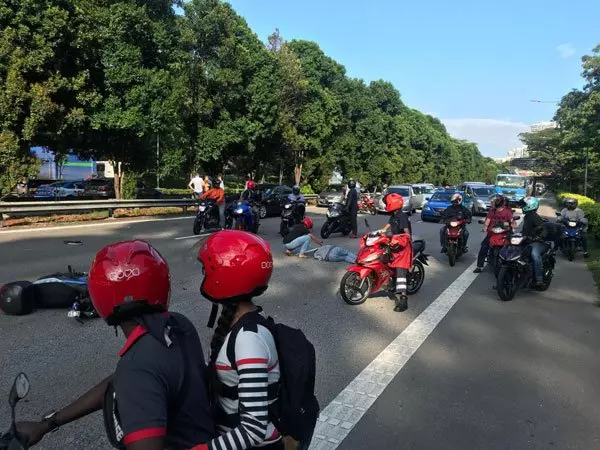 【新加坡】名律師切換車道釀多車連環撞!馬勞無辜送命!