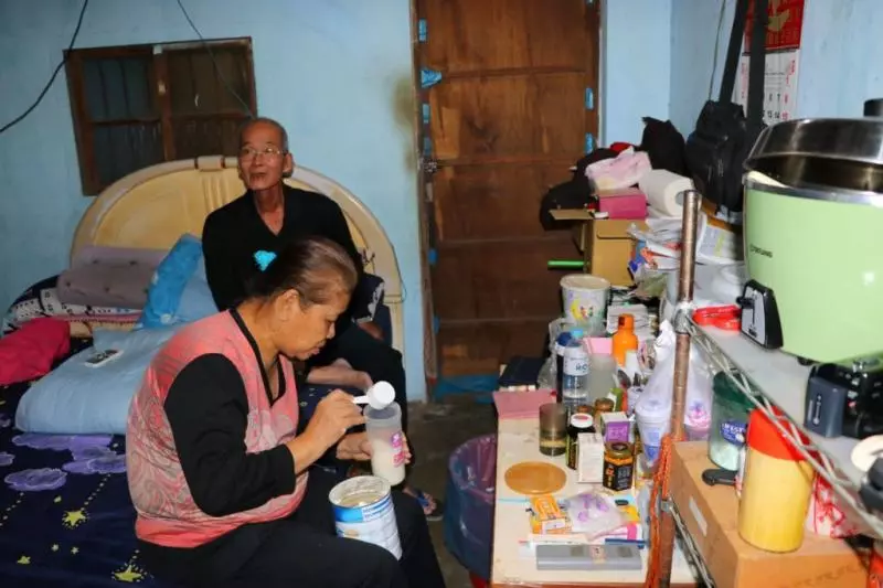 「要和你牽手一輩子!」為照顧盲妻,癌症老翁「每日搬50公斤帆布」苦苦撐生計!