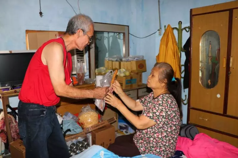 「要和你牽手一輩子!」為照顧盲妻,癌症老翁「每日搬50公斤帆布」苦苦撐生計!