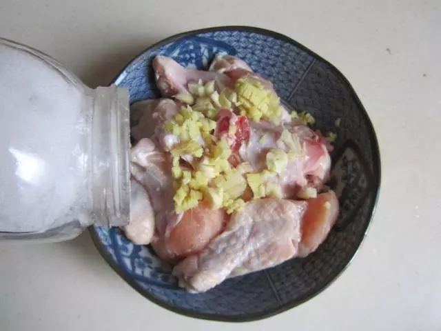 這是道懶人蒸菜,做法簡單,好吃又開胃!每次做了它要多備碗米飯