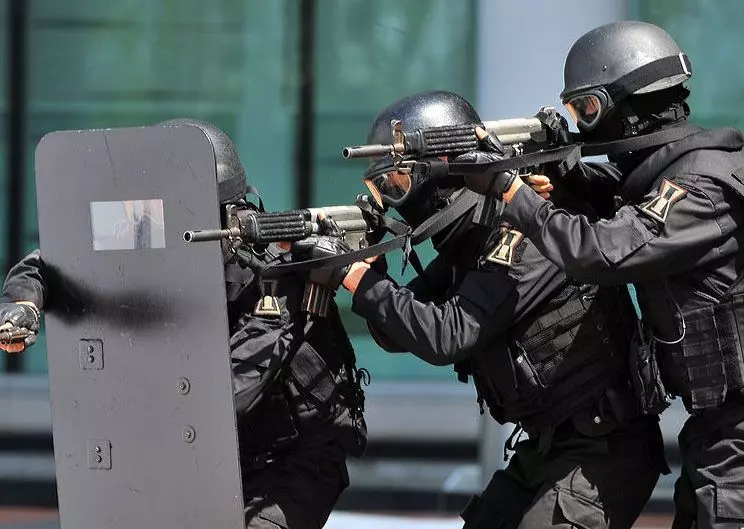菲律賓首都發生一起突發事件,大批士兵全副武裝,現場氣氛很緊張 !
