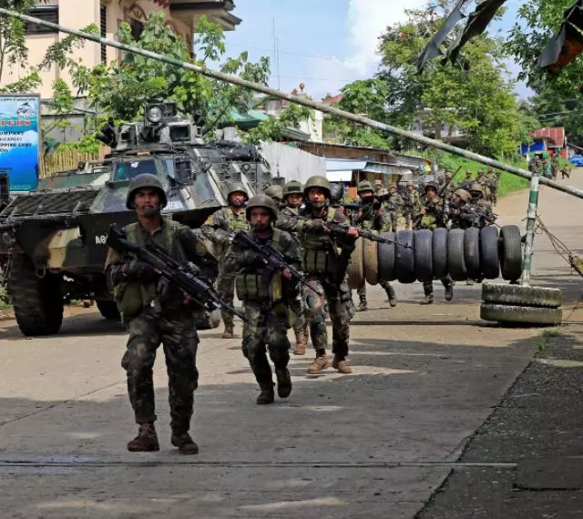 菲律賓首都發生一起突發事件,大批士兵全副武裝,現場氣氛很緊張 !