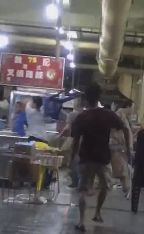 兩批華印青年群毆,導致小販椅子及碗碟被砸破而蒙受損失!