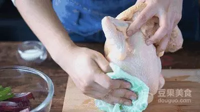 不用砂紙,不用一堆粗鹽,照樣可以做香噴噴鹽焗雞。