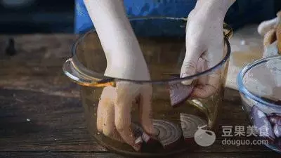 不用砂紙,不用一堆粗鹽,照樣可以做香噴噴鹽焗雞。