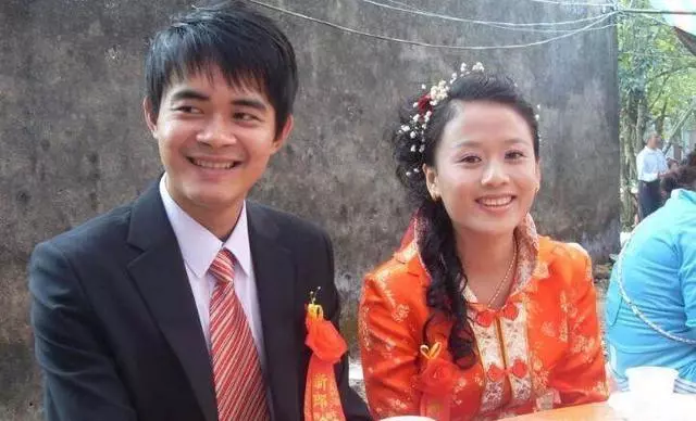 兒子剛過世兒媳天天晚歸,聽見房間傳出男人笑聲,婆婆推門後淚目
