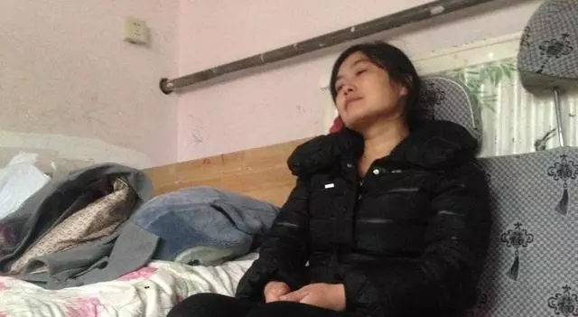 兒子剛過世兒媳天天晚歸,聽見房間傳出男人笑聲,婆婆推門後淚目
