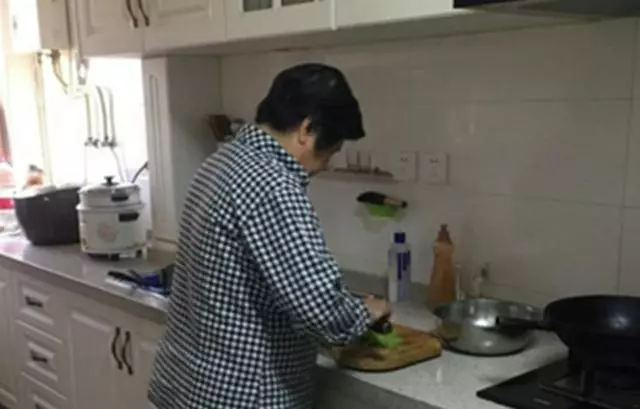 兒子剛過世兒媳天天晚歸,聽見房間傳出男人笑聲,婆婆推門後淚目
