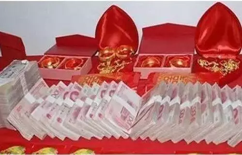 為十萬塊彩禮錢媽把我嫁了,兩年後再回娘家,到家門口我落淚了