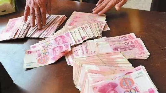 為十萬塊彩禮錢媽把我嫁了,兩年後再回娘家,到家門口我落淚了