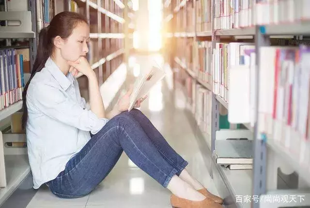 看書時,你喜歡用哪種坐姿?測出你的內在性格,超准!