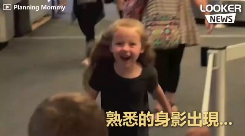 17個月沒見面!5歲青梅竹馬分離兩地 這天媽媽帶他們到機場「兩人一見到彼此」畫面超甜❤️