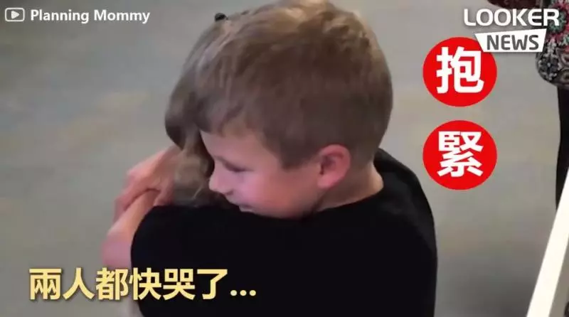 17個月沒見面!5歲青梅竹馬分離兩地 這天媽媽帶他們到機場「兩人一見到彼此」畫面超甜❤️