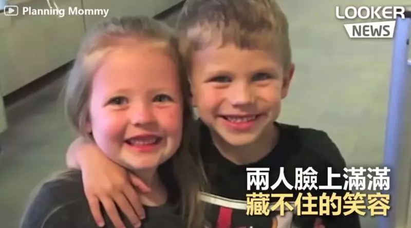 17個月沒見面!5歲青梅竹馬分離兩地 這天媽媽帶他們到機場「兩人一見到彼此」畫面超甜❤️