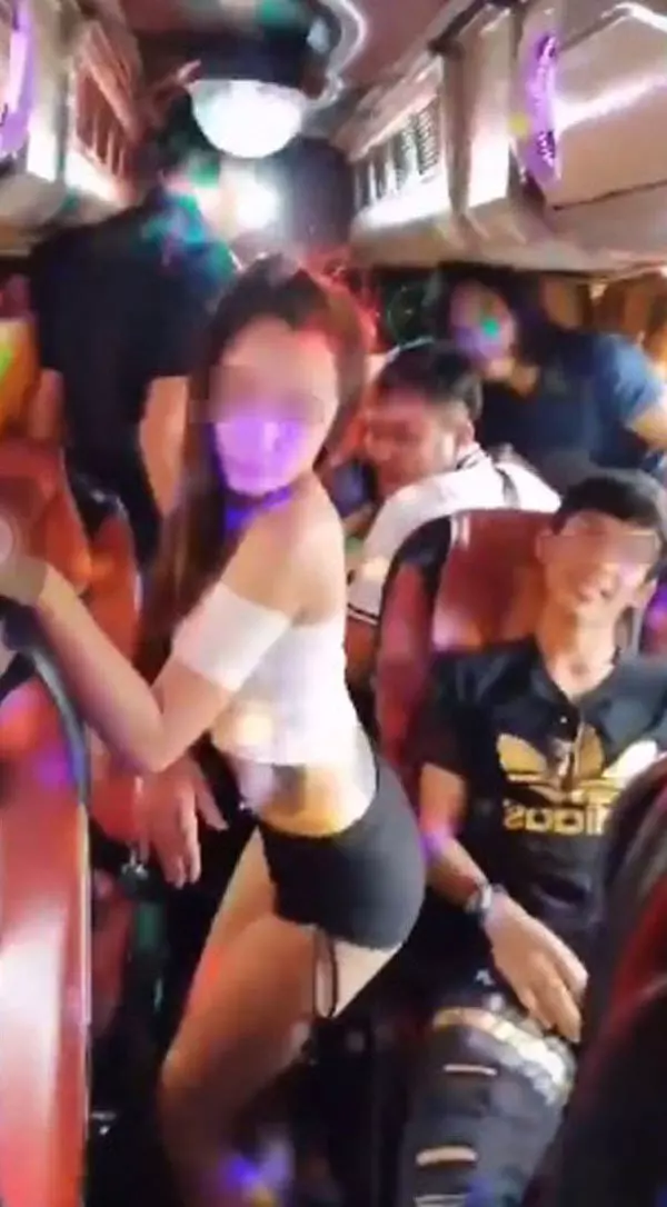 組團出國玩 妹子跳舞隨他們摸