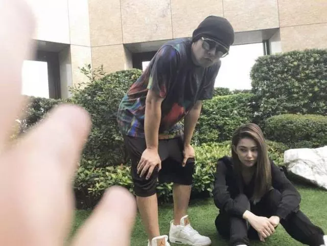 天王周董大女兒正面照爆光,五官顏值差距太大,網友:還好像媽媽!