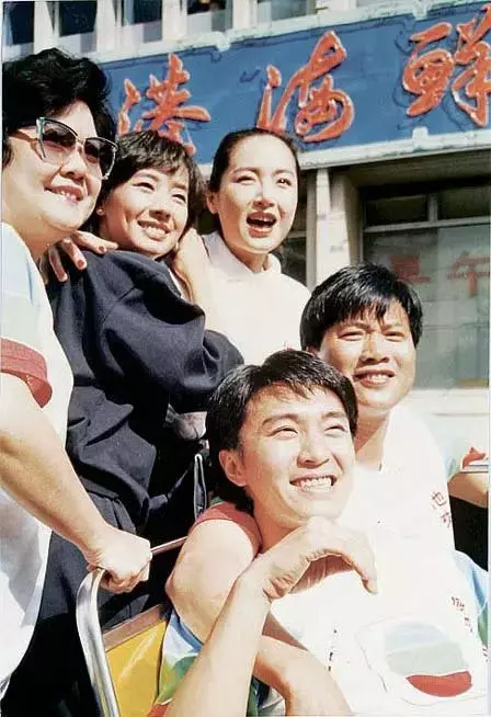 萬梓良60歲前妻恬妞近照,臉色紅潤有光澤,活潑起來像個孩子!