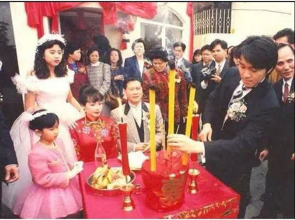 萬梓良60歲前妻恬妞近照,臉色紅潤有光澤,活潑起來像個孩子!