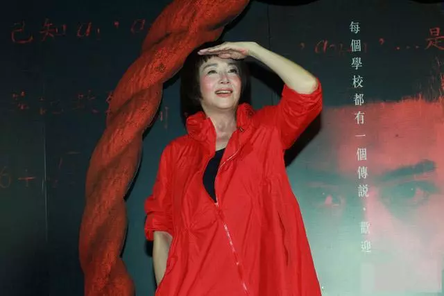 萬梓良60歲前妻恬妞近照,臉色紅潤有光澤,活潑起來像個孩子!