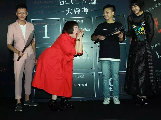 萬梓良60歲前妻恬妞近照,臉色紅潤有光澤,活潑起來像個孩子!