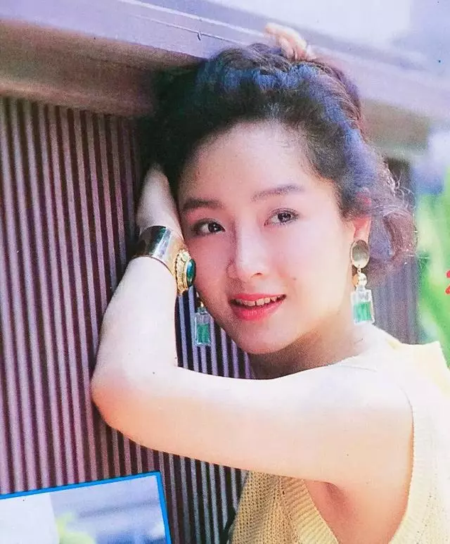 萬梓良60歲前妻恬妞近照,臉色紅潤有光澤,活潑起來像個孩子!